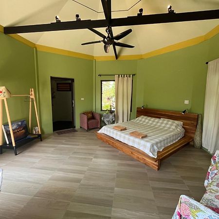 Navari Homestay Rayong Esterno foto